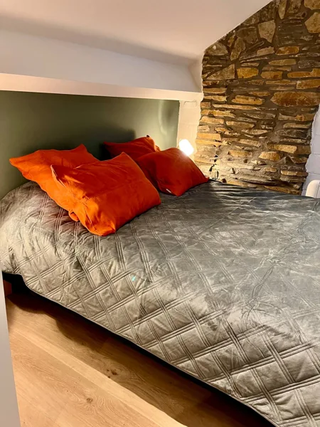 Woody Lodge · La chambre avec lit double
