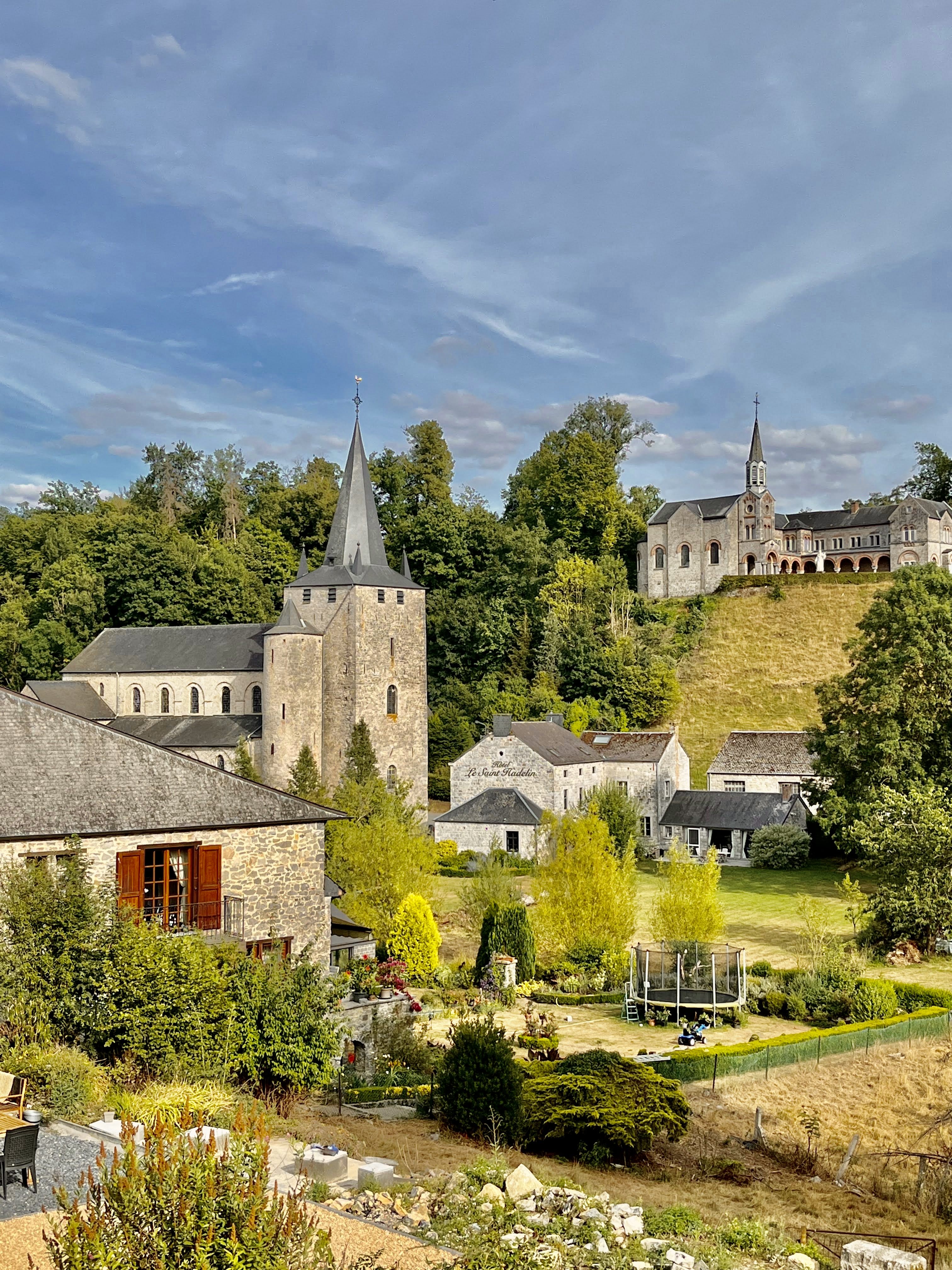 Le village de Celles est tout proche du Coeur de Dinant et des maisonnettes du Bonsoy