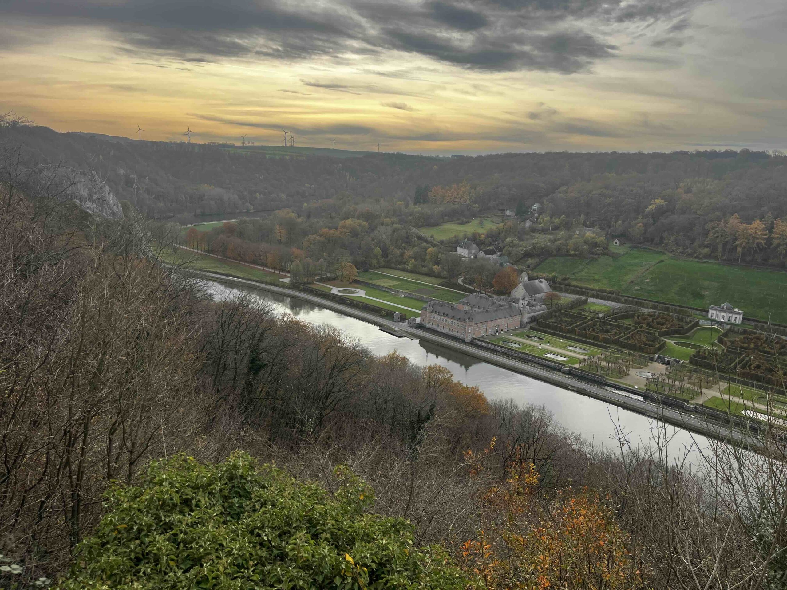 le chateau de FREYR depuis le rocher de Freyr à 10 minutes des bungalows du Bonsoy