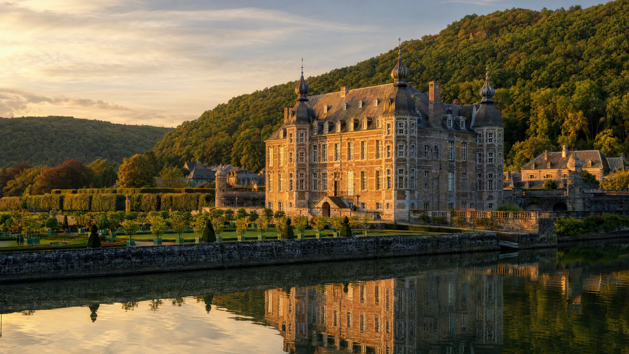 Le Château de Freÿr et ses jardins à la française au bord de la Meuse