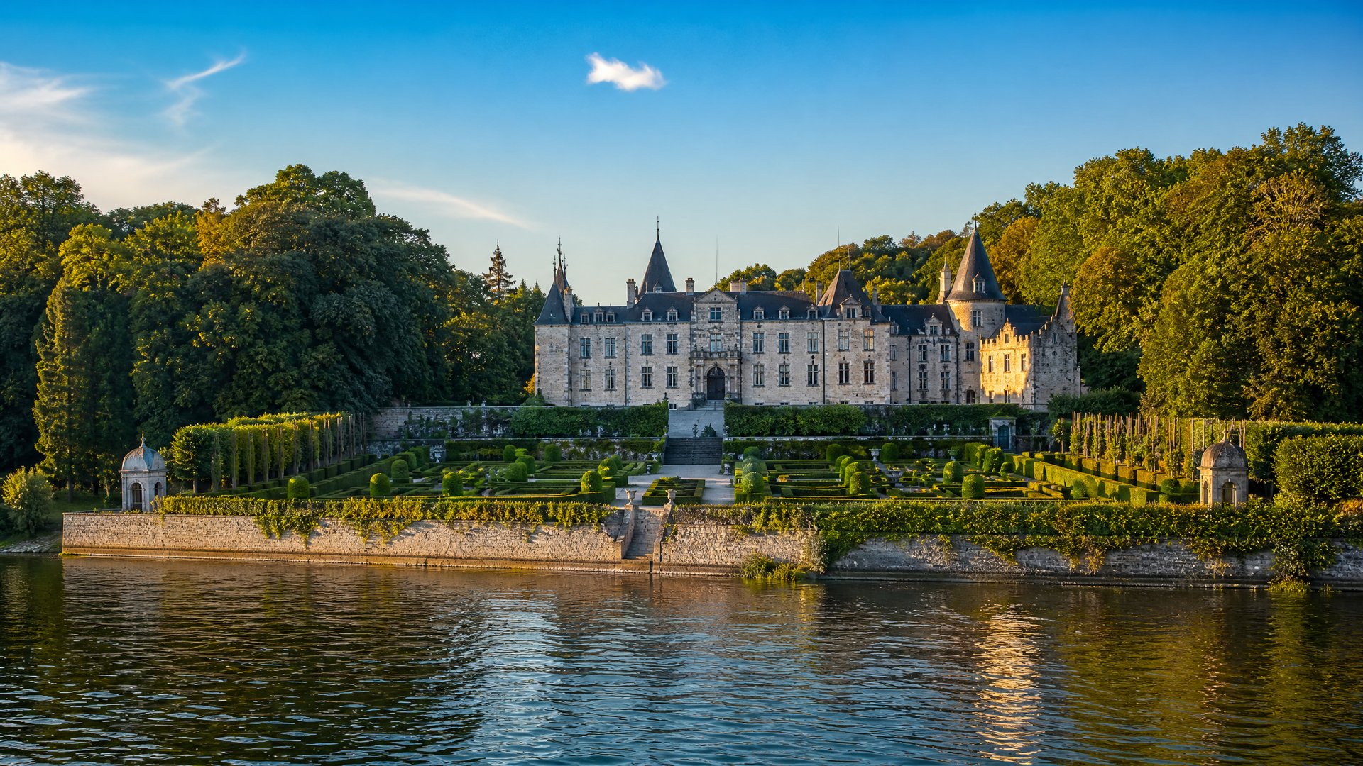 Le majestueux Château de Freÿr et ses jardins classiques vus depuis la Meuse