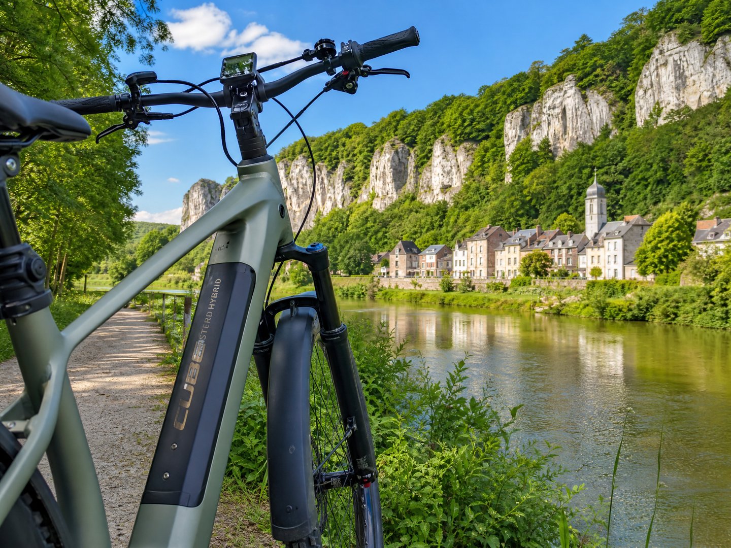 Vélo électrique moderne garé sur un chemin de halage en Ardenne belge