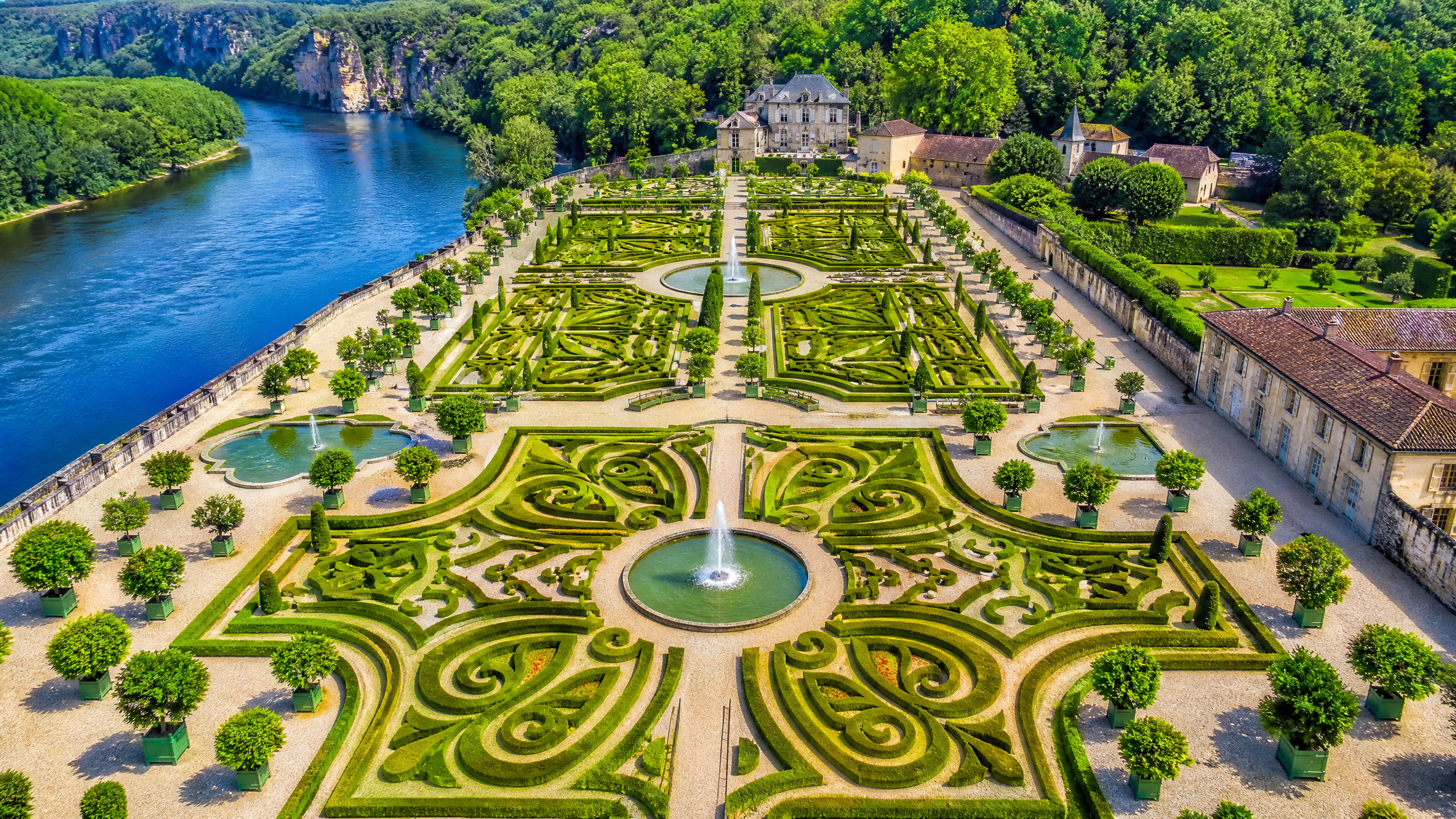 Vue aérienne des jardins à la française du Château de Freÿr