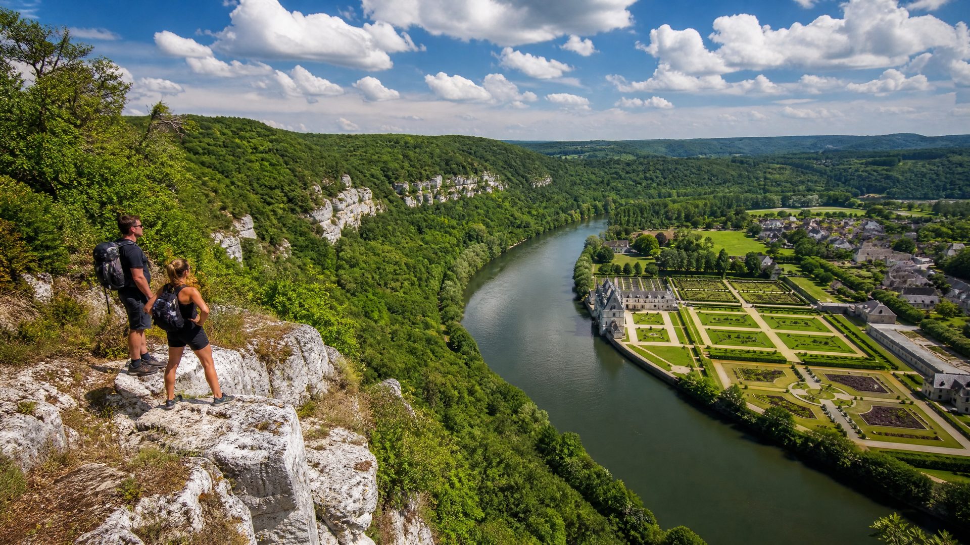 Vue panoramique depuis les Rochers de Freÿr sur la Meuse et la vallée