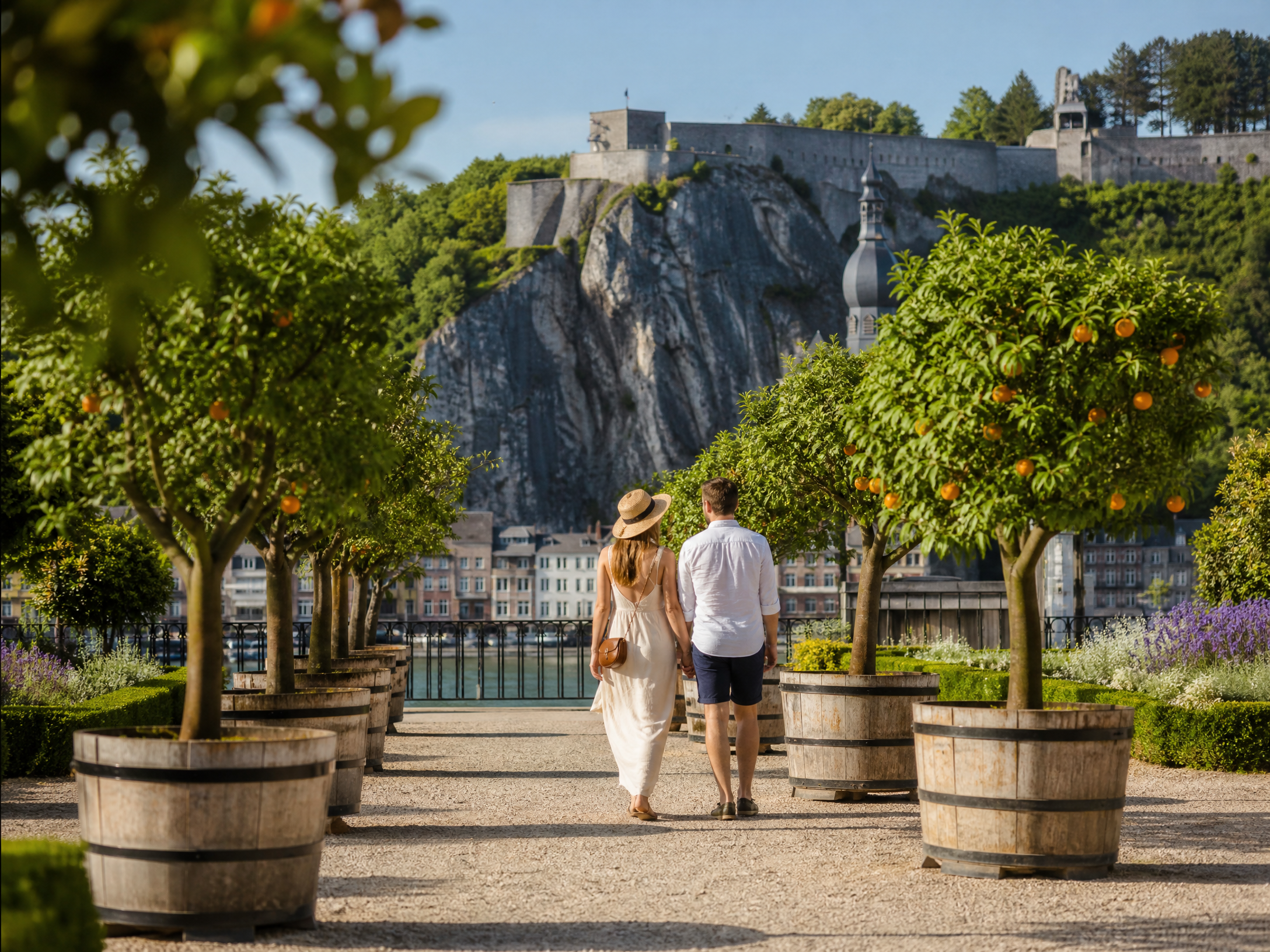 Couple se promenant dans les jardins du Château de Freÿr avec orangers