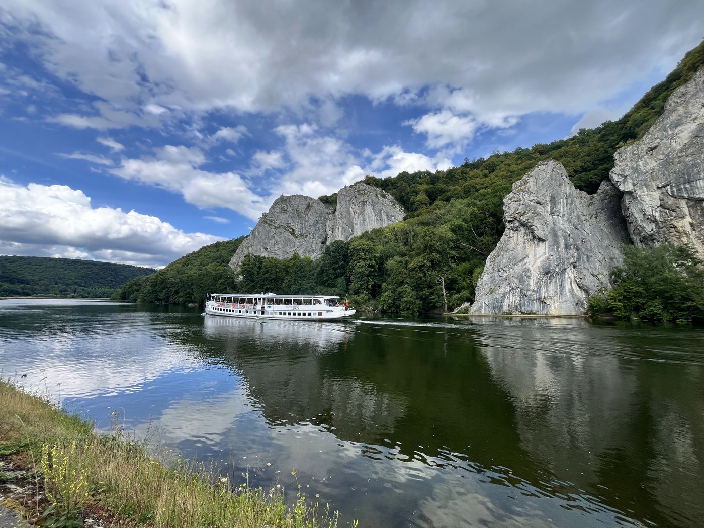 Bateau de croisière sur la Meuse au pied des falaises calcaires de la vallée mosane
