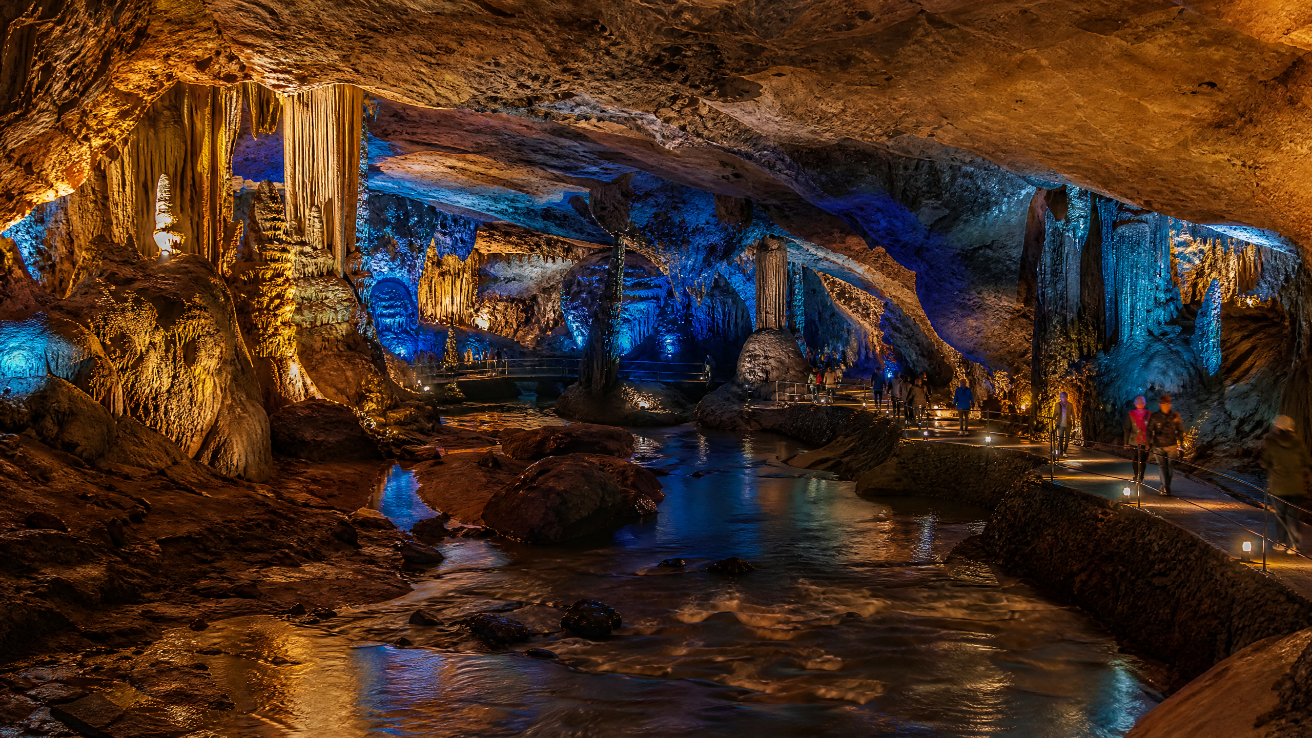 Intérieur spectaculaire de la Grotte de Han illuminée par des LED