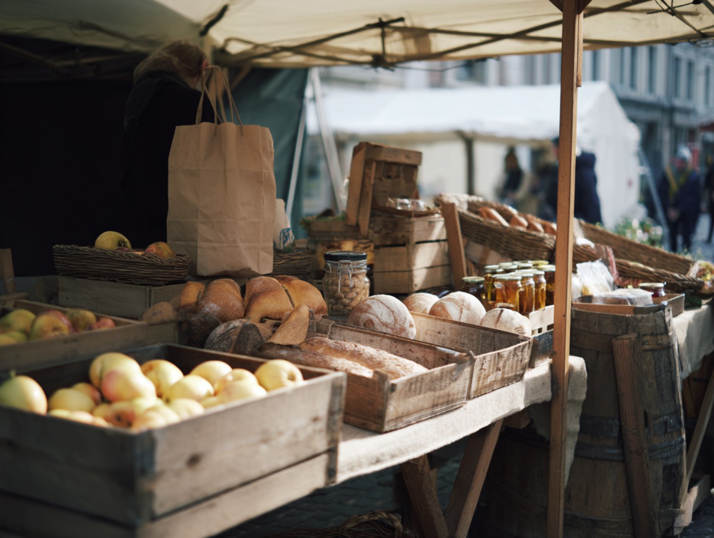 Étal de marché du terroir avec fromages, pains et pommes lors des Fêtes de Wallonie