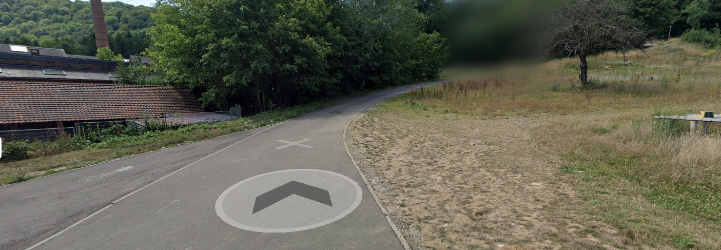 Remontez la route, puis prenez à gauche