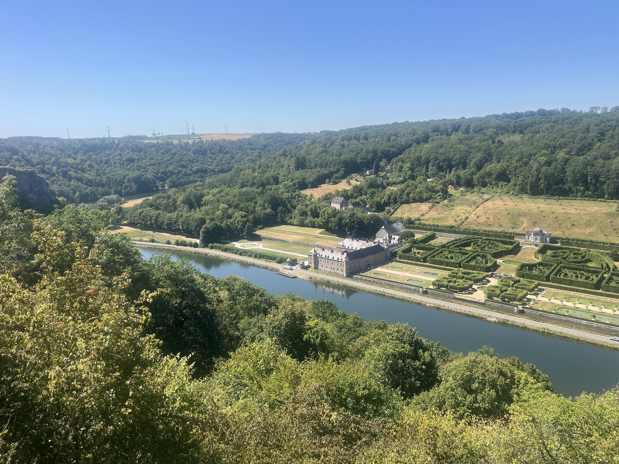 Le domaine de Freÿr au bord de la Meuse sous un ciel d’été, entouré de forêts