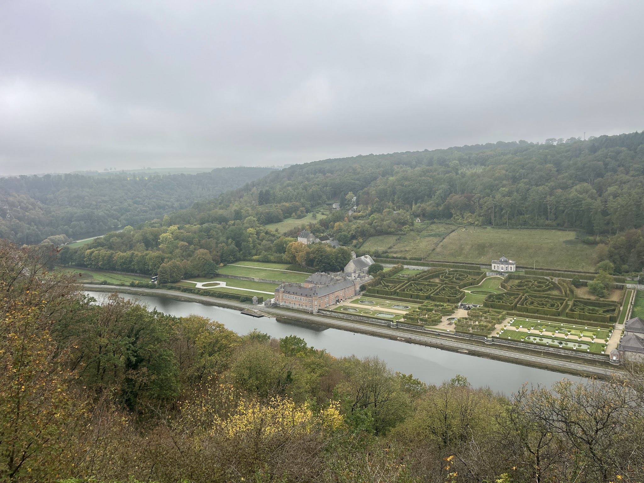Les jardins de Freÿr et la Meuse sous un ciel d’automne, depuis les hauteurs