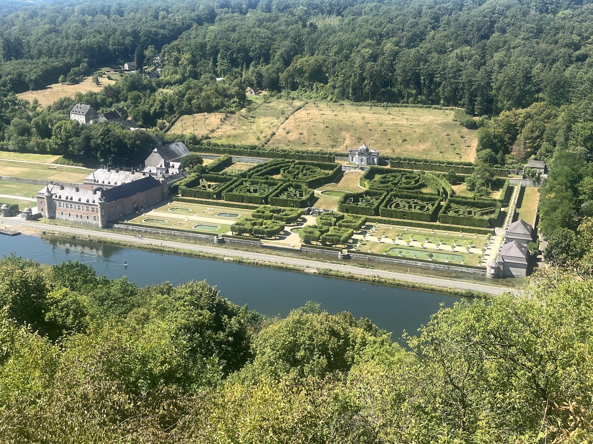 Le château et les jardins à la française de Freÿr vus des hauteurs, au bord de la Meuse, en été