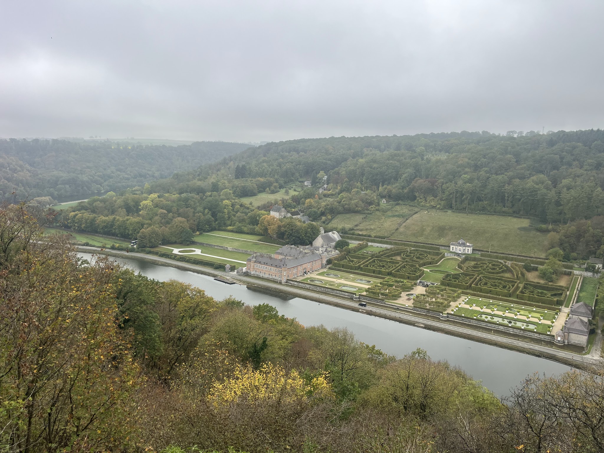 Le château de Freÿr au bord de la Meuse, feuillages d’automne au premier plan